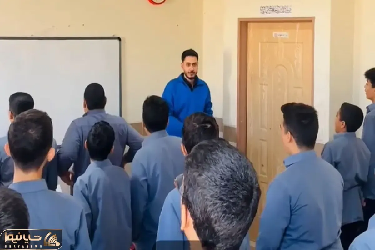 آواز شاد؛ معلمه میاد کلاس پسرای دبیرستانی شروع میکنن خوندن که کوییز نگیره