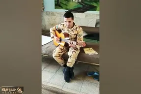 آواز خیابانی؛ سرباز خوش صدا که از عشق و دلتنگی خوند و اشک همه رو درآورد