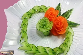 ایده های خلاقانه؛ چجوری با خیار گل رز درست کنیم؟ نحوه برش زدنش خیلی مهم