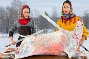 غذای کوهستانی؛ مگا پلوی جون داری که این دو تا دختر زیبنده تو سوز و سرما می پزن