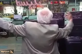 آواز شاد؛ پیرمرد سیبیل چخماخی با کمر خمیده چه رقص پر تب و تاپی میکنه