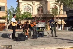 آواز خیابانی؛ ببینید بند آهنگ تقدیر رو چه پر احساس اجرا میکنند دل مردم خون شد!