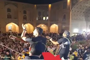 آواز شاد؛ تا نوازنده ها خوندن گفتی میخوام رو ابرا ملت از خودبیخود شدن چه شور و هیجانی