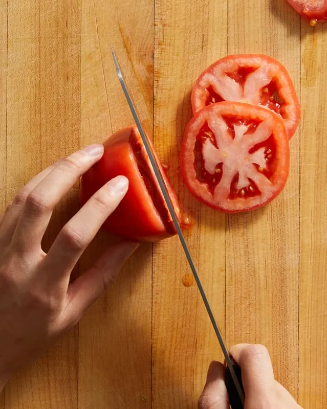 گوجه فرنگی را به صورت حلقه ای خرد کنید گوجه فرنگی را به صورت حلقه ای خرد کنید