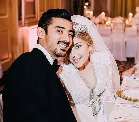 (عکس) رضا قوچان نژاد به همراه همسرش و ساره بیات در ماشین لوکس