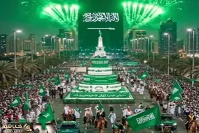 آواز شاد؛ بزن و برقص باشکوه مردم عربستان تو خیابونا که بن سلمان واسشون بریز بپاش کرده