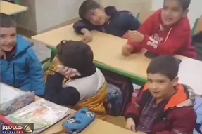آواز شاد؛ جوجه شاگرد گوشی برده مدرسه حرف میزنه دوستش میگه لِل زده معلم براش میخونه
