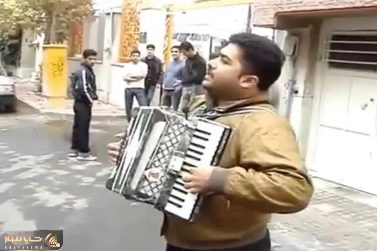 آواز خیابانی؛ ببینید این دوره گرد با ساز آکاردئون سنگ تراش آغاسی رو چه جذاب می خونه
