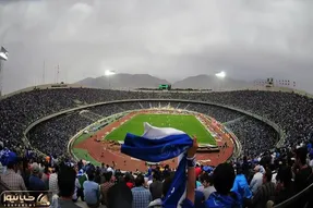 (عکس) هواداران استقلال علیه مدیر باشگاه!