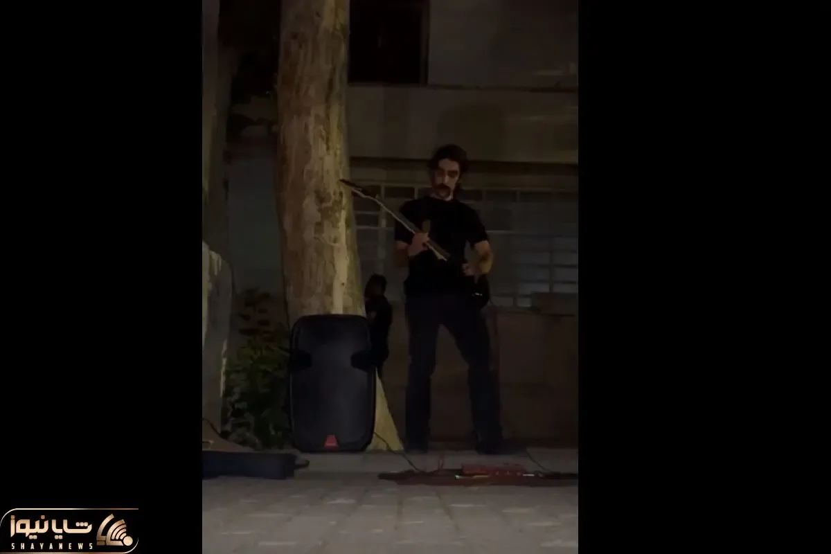آواز خیابانی؛ ببینید آقای سبیل چخماقی چه عاشقانه آهنگ میزنه تو دل شب!