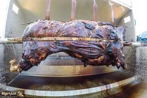 پخت یک گاو 200 کیلو؛ گاو گنده رو سرش و دمش رو بریدن ادویه زدن درسته گذاشتن تو تنور
