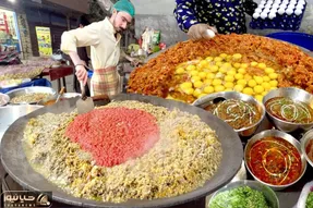 غذای خیابانی؛ این سرآشپز معروف عجب خوراک گوشت چرب و چیل و خوش نمکی کنار جاده پخته