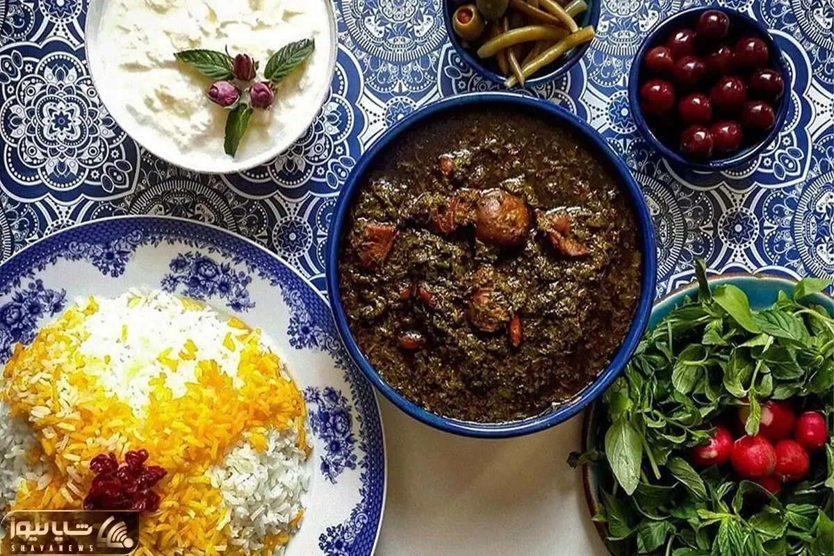 آشپزی حرفه ای؛ طرز تهیه خورش قورمه سبزی به همراه ترفند های لعاب دار شدنش