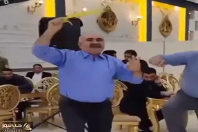 آواز شاد؛ پایکوبی مرد تپلی وسط تالار عروسی با این هیکل چطوری میتونه این حرکاتو بزنه