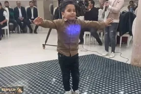 آواز شاد؛ پسر بچه یه اپسیلونم قد نداره چه محفل رو گرم کرده و رقص آذری رفت احاطش کردن