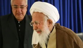 (ویدیو) اشک‌های آیت‌الله جوادی آملی در وداع با همسر