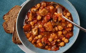 طرز پخت خورشت مرغ و نخود خاورمیانه