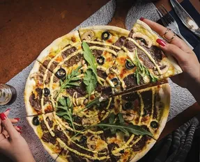طرز تهیه پیتزا سیر و استیک؛ طعمی متفاوت و دلچسب