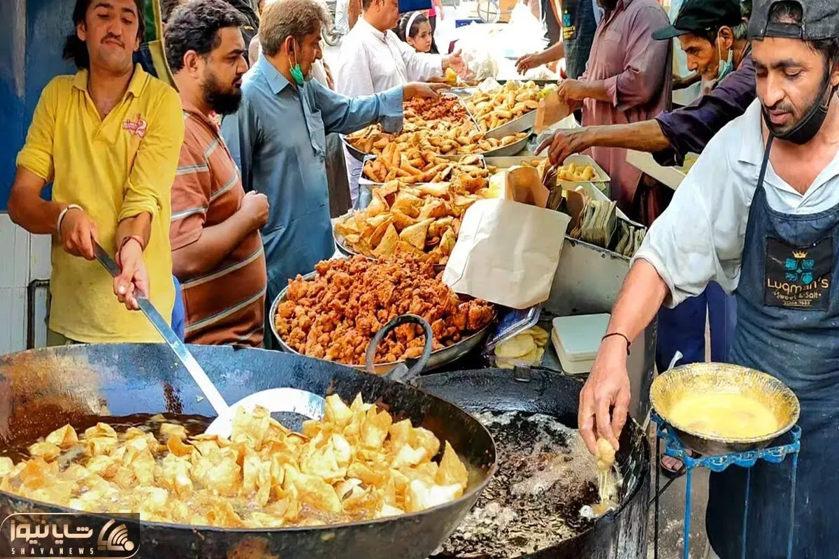 غذای خیابانی؛ ببینید کنار پیاده رو با سوخاری های نه چندان بهداشتی چه غوغایی بپا میکنن