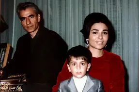 سفر به ایام قدیم؛ محمدرضا پهلوی لب استخر کنار فرزندان درحال خوشگذرانی