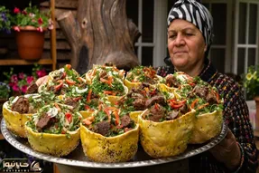 غذای کاسه ای؛ با کلی گوشت و سبزیجات معطر توکاسه چه خوراک لذیذی طبخ میکنن