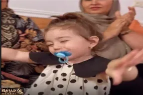 آواز شاد؛ دختربچه قد پلانکتون تولد ننجونش یجور میرقصه ترکیب ناز و اداش با پستونک قنده