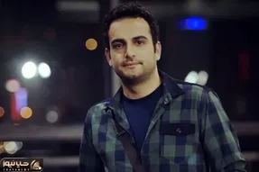 آواز شاد؛ حامد کمیلی تو حوض با شلوار تا زده با حرص آهنگ خدا ما رو بهم میرسونه رو خوند