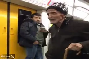 آواز شاد؛ پیرمرد بی عصا میفته تو مترو خودشو چپ و راست تاب میده به دنیا دل نبند میخونه