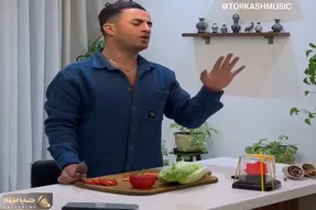 آواز احساسی؛ پسر وسط گوجه خیار خرد کردن خوندنش گرفت والا حقشه بره بالا بالاها بنازم