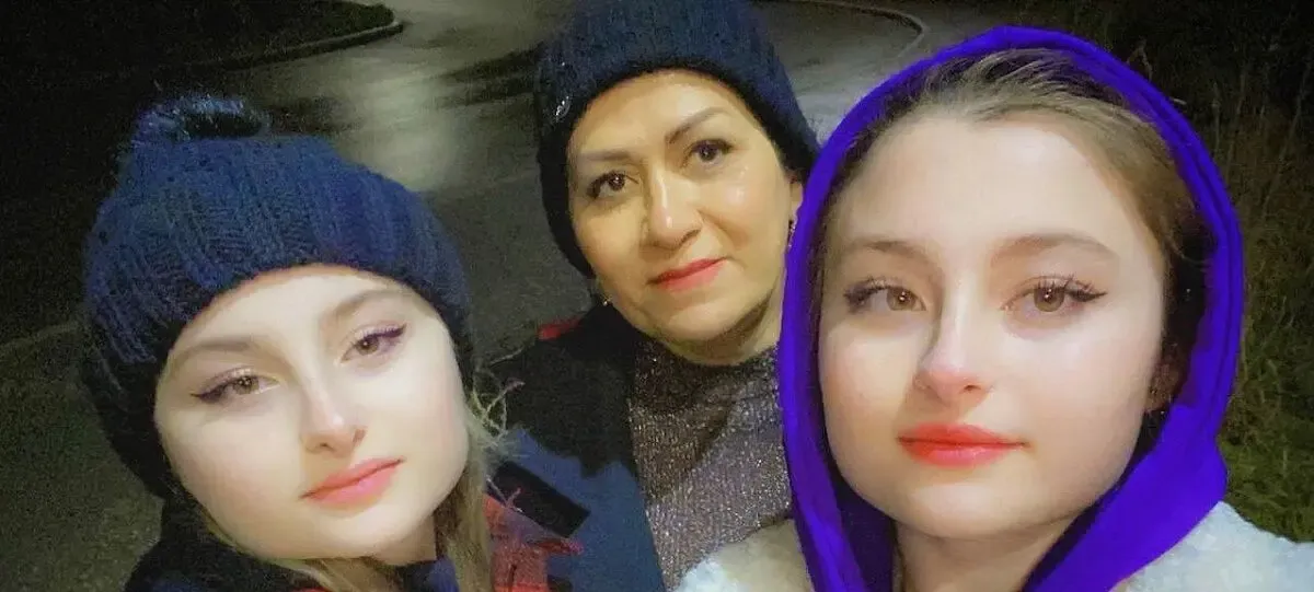 سارا و نیکا دو خواهر دو قلو با پوشش عجیب + عکس