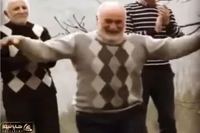 آواز شاد؛ پیرمرد پرحاشیه با آهنگ با با باری روسی شافل میرقصه از صدتا جوون بهتر