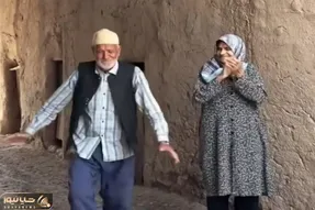 آواز خوشحالی؛ پیرمرد یهو از ذوقش جوری پا میشه کرمانجی میرقصه حاج خانومم همراهیش میکنه