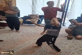 آواز شاد؛ بچه هفت خط روزگاره با رقص مشتیش مردای گنده رو ترغیب کرد بریزن وسط بلرزونن
