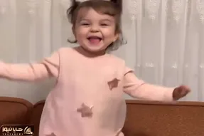 آواز شادونه؛ دختر ریزه انگار عروسک کوکیه کوک شده اس رو دور تند رقص پای آذری میره بلا