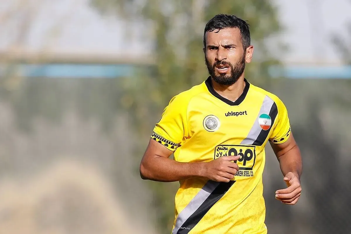 مهاجم باتجربه در دوراهی استقلال و پرسپولیس!