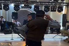 آواز شاد؛ حرکات مجسمه ای این آقا وسط تالار طوریه که تعجب میکنی چرا هیشکی نمیخنده!