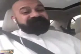 آواز شاد؛ مرد عرب اومد فارسی دونه دونه بخونه صدا قارقارک میده طفلک با اون هیبت و سبیل