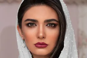 لیندا کیانی با پیکان جوانان آبی و ژست خاص + عکس