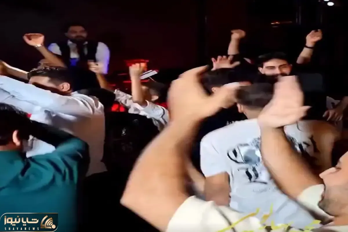 آواز بلرزون؛ خواننده اینه بقیه اداشو درمیارن انقد هیجانی میخونه همه وسطن