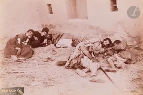 یک عکس یک روایت؛ مردانی که پس از مصرف تریاک در شیره کش خانه قاجاریه لمیده اند