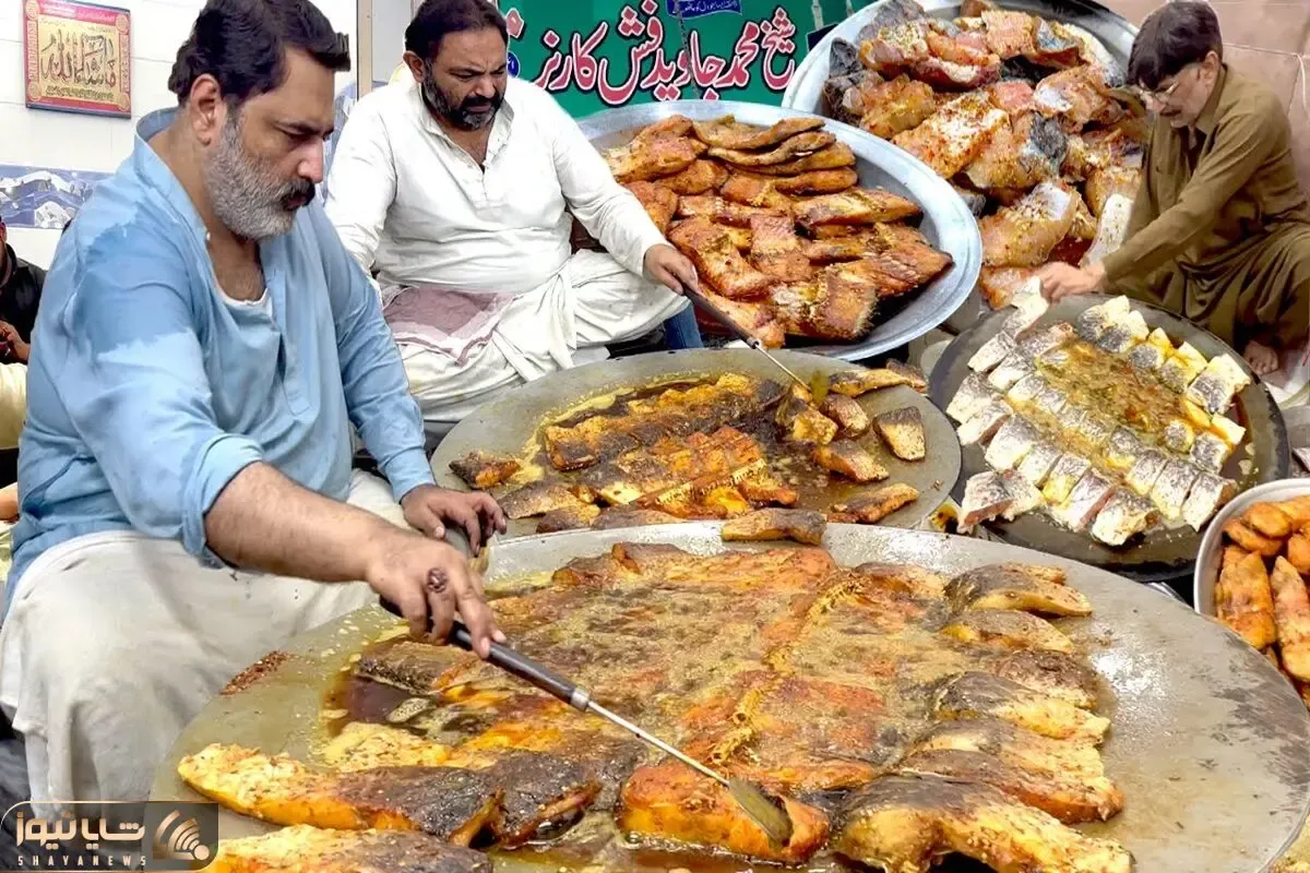 غذای خیابانی؛ ببینید این آشپزهای سن بالا با کلی تجربه چه ماهی تو پیاده رو سرخ میکنن