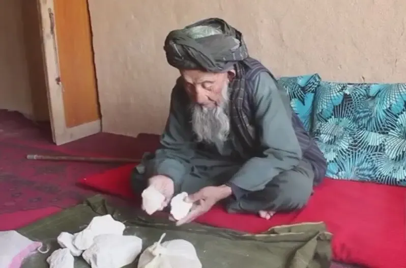 (ویدئو) ماجرای عجیب پیرمردی که سنگ می‌خورد!