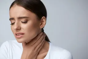گلودرد چه علائمی دارد و چگونه درمان می شود؟
