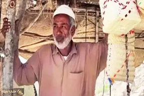 این مرد دستفروش چابهاری به ۱۵ زبان مسلط است!
