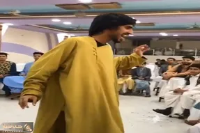 آواز شاد؛ این پسره جلو من اینجوی میرقصید از خنده کبود میشدم ولی اینا ریلکس نگاش میکنن