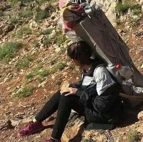 (عکس) تصویری تامل برانگیز از کولبری دختر نوجوان در کردستان