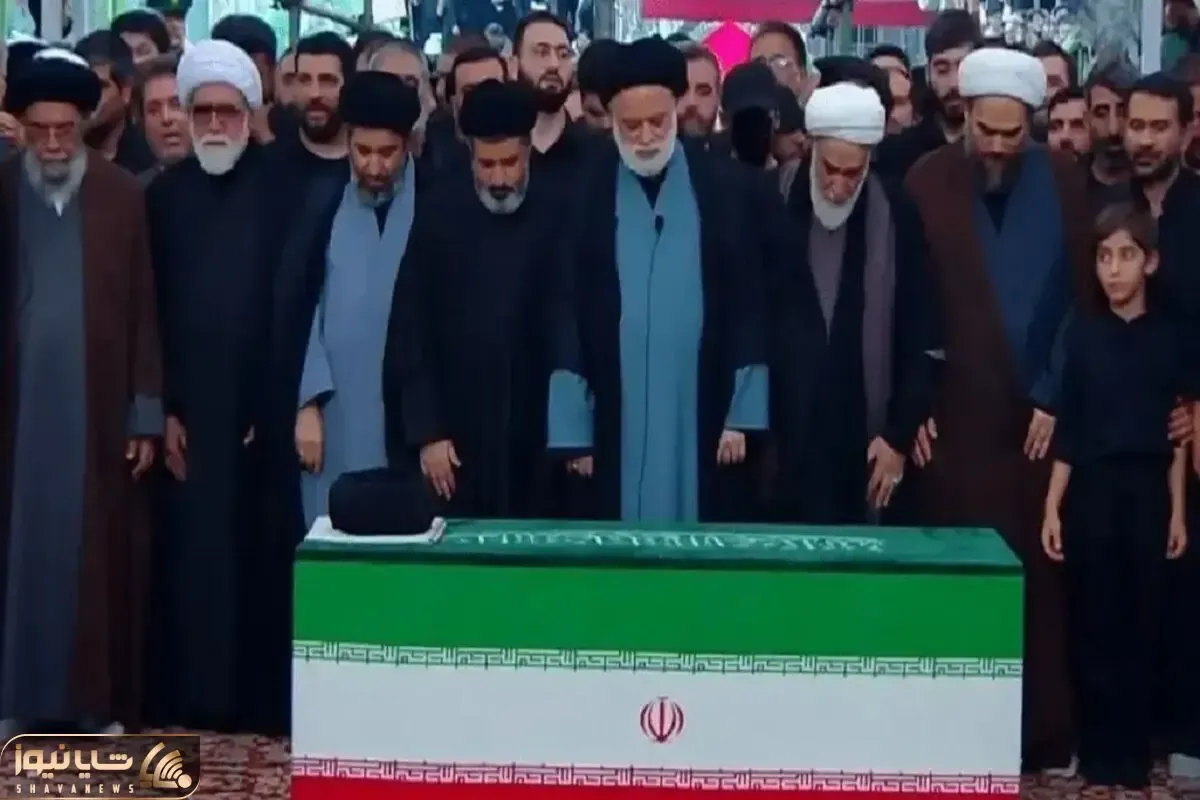 فردی که با چهره پوشیده در مراسم تشییع رهبر شرکت کرد، کیست؟