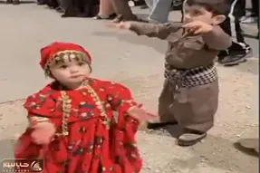 آواز شاد؛ دوتا فسقل بچه قد نخود مردم دورشون کردن و اینا وسط کردی میرقصن خیلی ناز