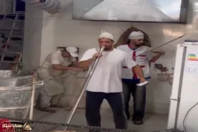 آواز شاد؛ شاطر اول صبح میخونه و نون میپزه مشتری هنوز گیج خوابه مثل برق گرفته ها رقصید