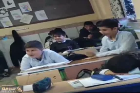 آواز شادونه؛  پسربچه سر کلاس خوند همه ی هم کلاسیاش نفسشون تو سینه حبس شده از صدی خوبش